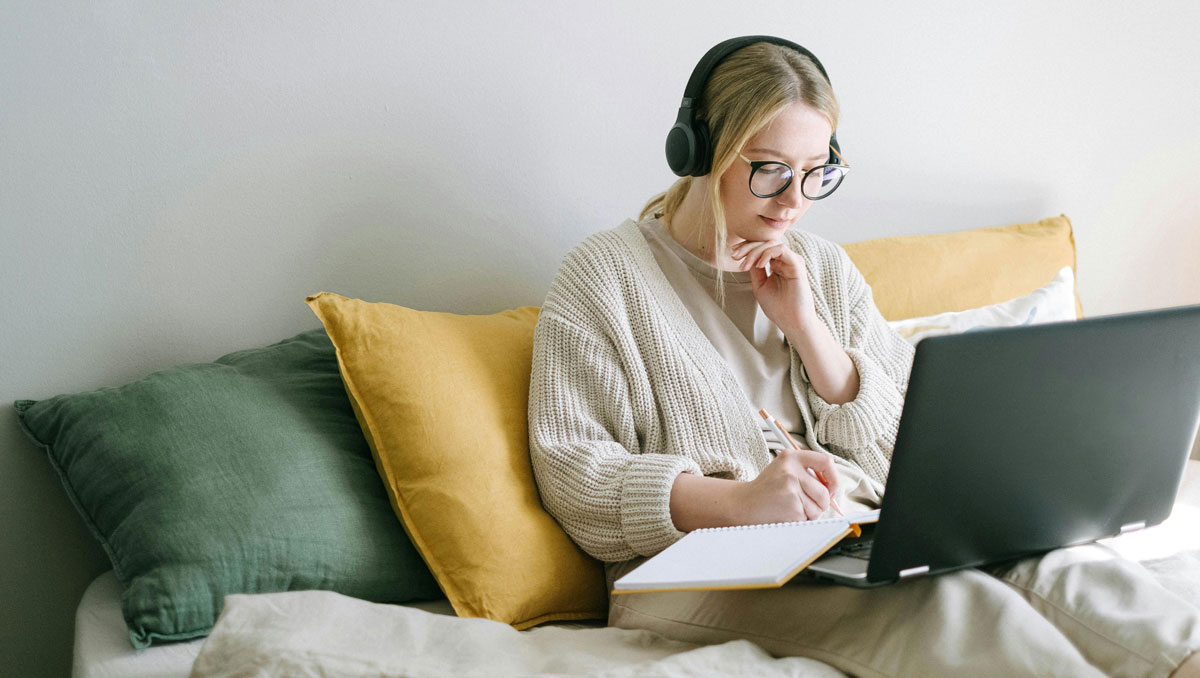 Noise Canceling Headphones for Online College Success