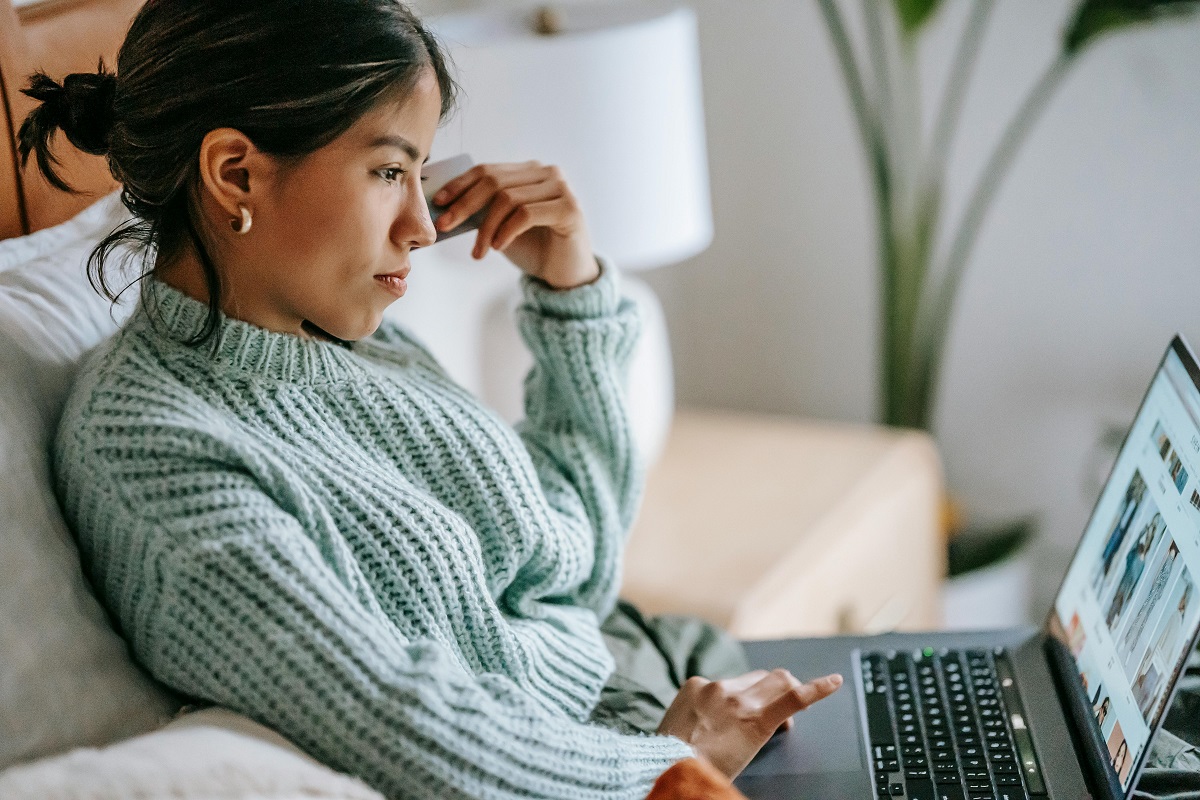 Accreditation and Credentials to Choose Instructors for Online Degree